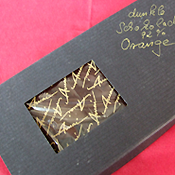 Dunkle und helle Schokolade von AMAI Muenchen aus eigener Herstellung - handmade